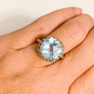 Gorgeous blue topaz / diamond accents ring size 6